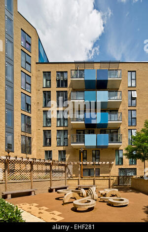 Zentralen Innenhof zu Blöcken. Central Park Apartments, Lewisham., London, Vereinigtes Königreich. Architekt: Bptw Partnerschaft, 2014. Stockfoto