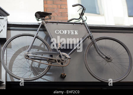 Kaffee Maschine hängen eine Ladenfront in Soho in London Stockfoto