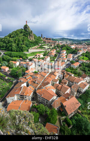 Blick über die Altstadt zur Kathedrale, Le Puy-en-Velay, Auvergne, Frankreich Stockfoto