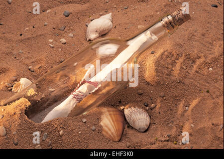 Nachricht in einer Flasche, Flasche im Sand Stockfoto