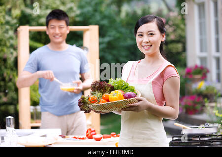 Junge Paare in der Küche kochen Stockfoto