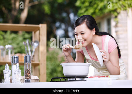 Orientalische Frauen in Outdoor-Kochen in der Küche Stockfoto