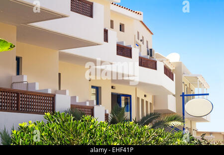 Klein und intim Resort mit komfortablen Zimmern und Balkonen. Das Hotel liegt an der Küste der Insel Kreta, Griechenland. Stockfoto