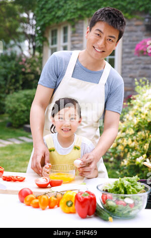 Vater und Tochter in der Outdoor-Küche kochen Stockfoto