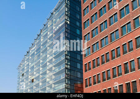 Wohnungen und Büros in Rotterdam Zentrum an einem sonnigen Tag Stockfoto