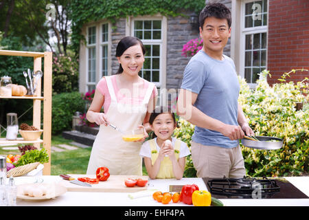 Orientalische Familie in Vorbereitung für das Kochen Stockfoto