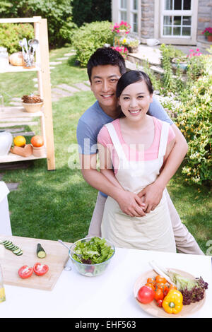 In der Nähe ist das junge Paar in der Küche kochen. Stockfoto