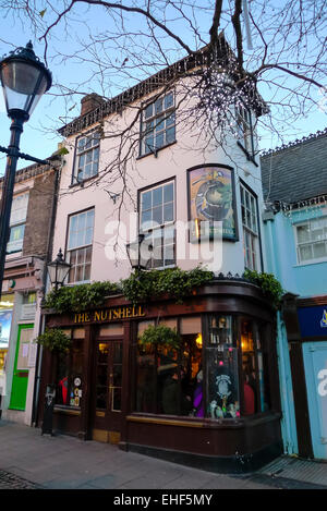 BURY ST EDMUNDS, ENGLAND - 28. Dezember 2013: Die Nussschale Gastwirtschaft, befindet sich im Herzen des historischen Bury St Edmunds in Stockfoto