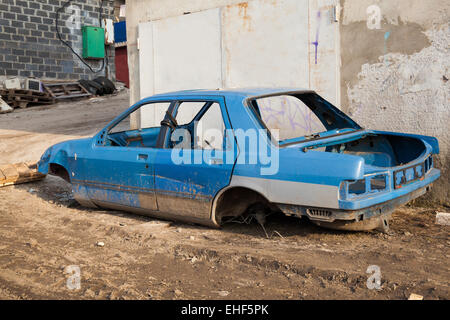 Zerlegte Auto Körper Stand in der Nähe der Garage Tor Stockfoto