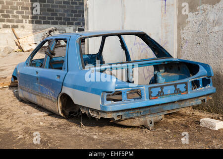 Zerlegte Auto Körper Stand in der Nähe der Garage Tor Stockfoto