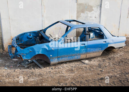 Zerlegte Auto Körper Stand in der Nähe der Garage Tor Stockfoto