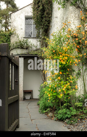 Blick auf den Eingang zum Dove Cottage, einst die Heimat des Dichters William Wordsworth, Grasmere, Lake District von Cumbria, England, UK Stockfoto