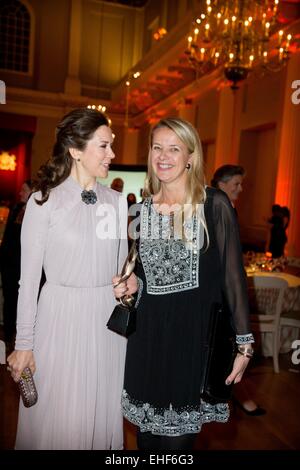 London, UK. 12. März 2015. Kronprinzessin Mary von Dänemark (L) und Prinzessin Mabel von den Niederlanden besuchen die Champions für Change Award im Bankettsaal in London, Vereinigtes Königreich, 12. März 2015. Die Auszeichnung ist eine Initiative des internationalen Zentrums für Forschung auf Frauen (ICRW). Foto: Patrick van Katwijk / POINT DE VUE OUT - NO WIRE SERVICE-/ Dpa/Alamy Live News Stockfoto