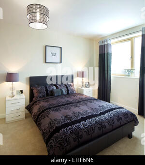 Lampen am Bett Kommoden im Schlafzimmer des Appartements im Lawley Village in Telford, Shropshire Stockfoto