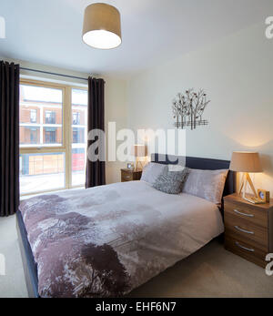 Lampen am Bett Kommoden im Schlafzimmer des Appartements im Lawley Village in Telford, Shropshire Stockfoto