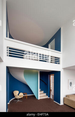 Modernes Apartment mit Hochparterre in einem Höhepunkt, London Stockfoto
