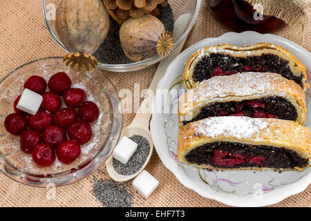 Apple Strudel Kuchen Dessert mit Tee closeup Stockfoto