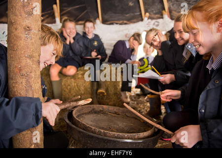 Sidcot Schule in Winscombe, North Somerset, die auf die Quäker Philosophie zur Bildung - Jahr 6 Schüler tun Feld ausgeführt wird arbeite ich Stockfoto