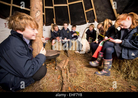 Sidcot Schule in Winscombe, North Somerset, die auf die Quäker Philosophie zur Bildung - Jahr 6 Schüler tun Feld ausgeführt wird arbeite ich Stockfoto