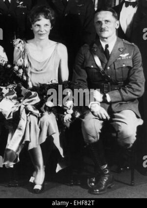 Vintage-Foto der amerikanischen Luftfahrtpionierin und Autorin Amelia Earhart (1897 – 1939 für tot erklärt) – Earhart und ihr Navigator Fred Noonan verschwanden 1937 bekanntermaßen, als sie versuchte, das erste Weibchen zu werden, das einen Rundflug über den Globus absolvierte. Earhart ist um 1930 mit dem Piloten Carl Spaatz (1891 - 1974) abgebildet. Stockfoto