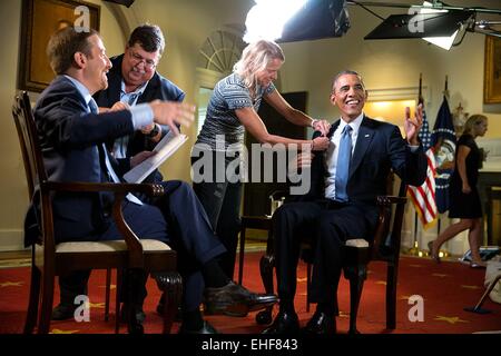 US-Präsident Barack Obama lacht, als er für ein Interview mit Host Chuck Todd von NBC "Meet The Press" in der Cabinet Room des weißen Hauses 6. September 2014 in Washington, DC abgemikt ist. Stockfoto