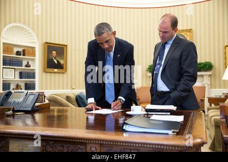 US-Präsident Barack Obama verleiht mit Ben Rhodes, stellvertretender nationaler Sicherheitsberater für strategische Kommunikation im Oval Office des weißen Hauses 10. September 2014 in Washington, DC. Stockfoto