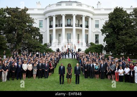 Vize-Präsident Joe Biden, US-Präsident Barack Obama und First Lady Michelle Obama weiß Hauspersonal beitreten auf dem South Lawn des weißen Hauses, einen Moment der Stille zum 13. Jahrestag der 9/11 Anschläge 11. September 2014 in Washington, DC zu beobachten. Stockfoto