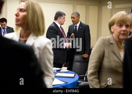 US-Präsident Barack Obama spricht mit Präsident Petro Poroshenko der Ukraine nach einem Treffen mit führenden Unternehmen aus Italien, Frankreich, Deutschland und das Vereinigte Königreich im Celtic Manor Resort in Newport, Wales 4. September 2014. Stockfoto