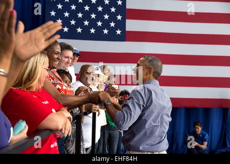 US-Präsident Barack Obama schüttelt Hände, die folgenden Bemerkungen bei den Milwaukee Laborfest an Henry Maier Festival Park am Tag der Arbeit 1. September 2014 in Milwaukee, Wisconsin. Stockfoto