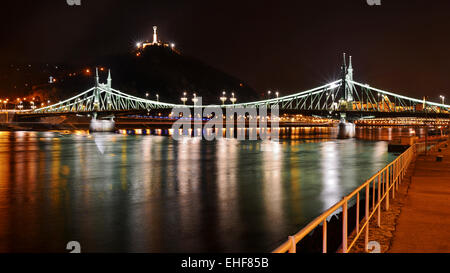 Liberty-Brücke über die Donau in Budapest, von der Pest-Seite des Flusses. Stockfoto