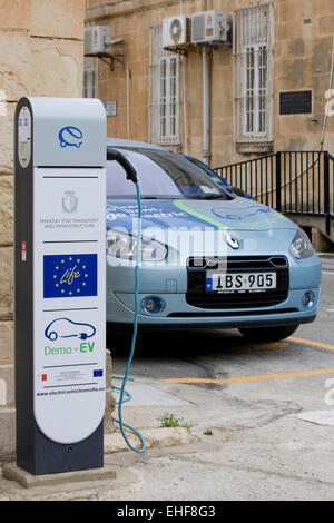 Elektroauto an einem Haken oben auf der Seite einer Straße erhoben Stockfoto