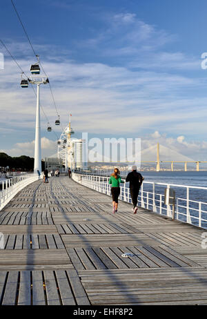 Portugal, Lissabon: Riverside zu Fuß Weg mit Blick zum Vasco da Gama Brücke im Park die Stockfoto