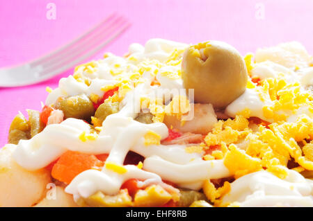 Nahaufnahme einer Platte mit einem typisch spanischen Ensaladilla Rusa, russischer Salat Stockfoto