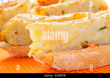 Nahaufnahme einer Platte mit typisch spanischen Pincho de Tortilla, spanische Omelette serviert auf Brot Stockfoto