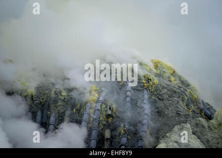 Gas aus der Ijen Krater, Indonesien Stockfoto