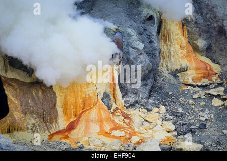 Schwefel, die durch den Vulkan, Ijen Krater, Indonesien produziert Stockfoto