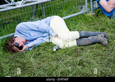 Mädchen stürzte beim Glastonbury Festival 2009. Stockfoto