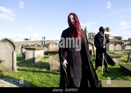 Paar im Friedhof von Whitby Gothic Weekender. Stockfoto