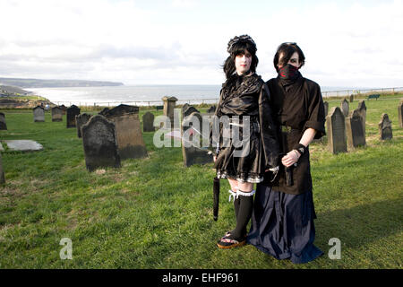 Junges Paar im japanischen Stil Gothic Lolita Mode aWhitby Goth Weekender. Stockfoto