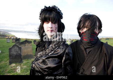 Junges Paar im japanischen Stil Gothic Lolita Mode bei Whitby Gothic Weekender. Stockfoto