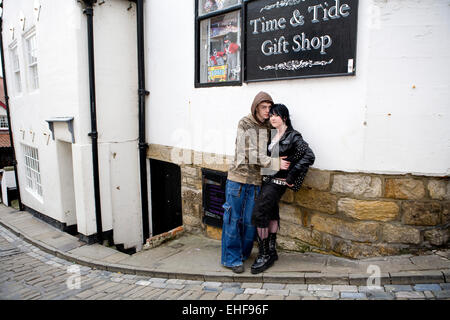 Paar in Whitby Gothic Weekender. Stockfoto