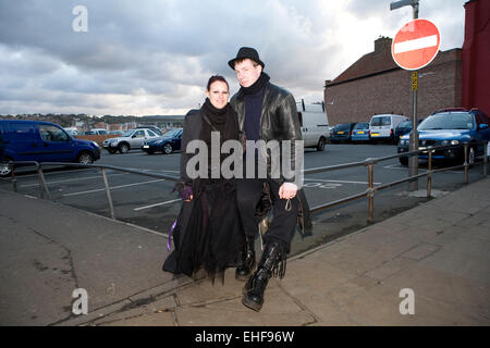 Paar in Whitby Gothic Weekender Stockfoto