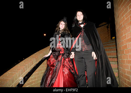 Paar off heraus für den Abend in Whitby Gothic Weekender. Stockfoto