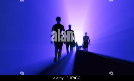 Menschen gehen, um das Licht Stockfoto