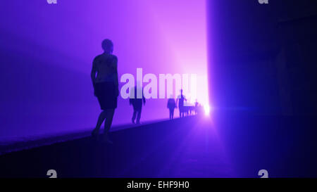 Menschen gehen, um das Licht Stockfoto