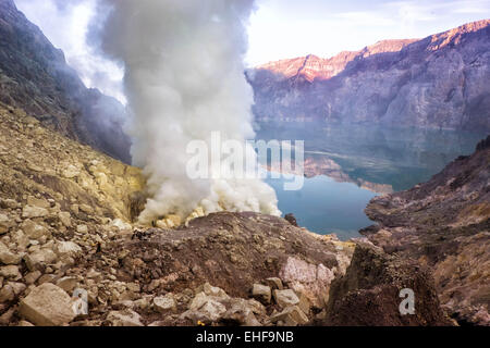 Turm der Dampf entstehen direkt am See, Ijen Krater, Indonesien Stockfoto