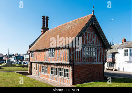 Die Tudor Moot Hall in Aldeburgh, Suffolk, Großbritannien, wurde um 1550 erbaut. Der Stadtrat tritt hier immer noch monatlich zusammen Stockfoto