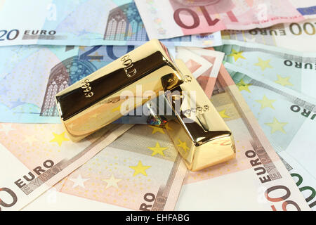 Goldbarren und Euro Stockfoto