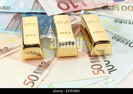 Goldbarren und Euro Stockfoto