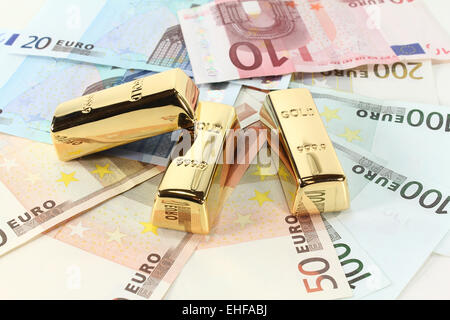 Goldbarren und Euro Stockfoto